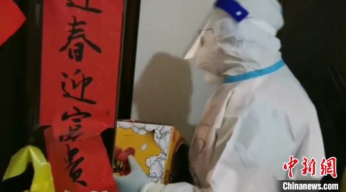 為封閉在家居民送快遞。　鐵西區(qū)委宣傳部 攝