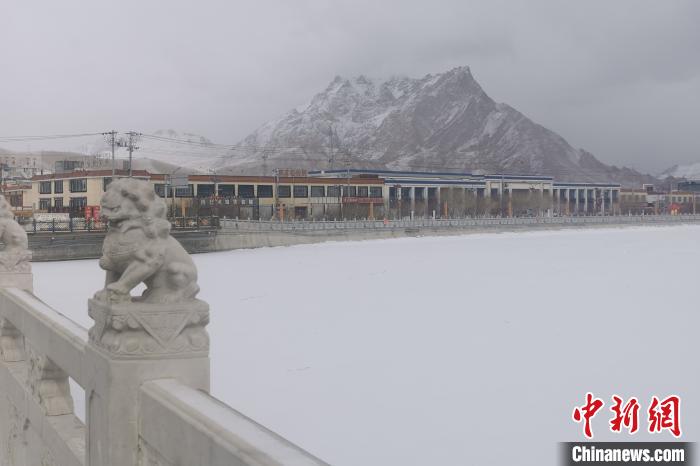 圖為2月5日傍晚時(shí)分的西藏阿里獅泉河鎮(zhèn)雪景?！⊥跏啦?攝