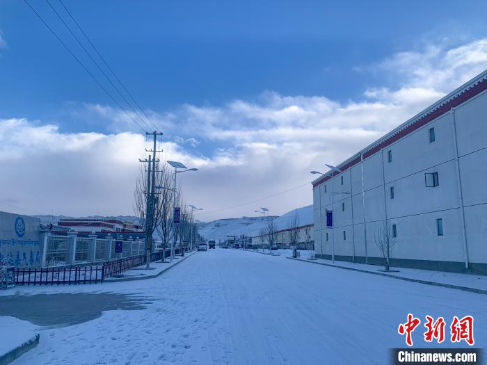 圖為西藏札達(dá)縣街道被積雪覆蓋?！?qiáng)久 攝