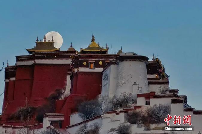圖為一輪明月從布達(dá)拉宮上空緩緩升起。馬謙 攝