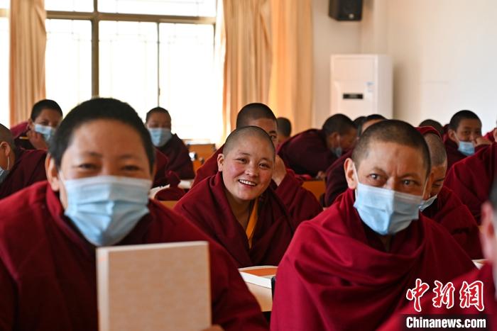 3月23日，記者走進(jìn)位于拉薩的西藏佛學(xué)院，探訪宗教學(xué)府的新學(xué)期。圖為西藏佛學(xué)院尼眾部學(xué)員等待上課。<a target='_blank' ></p><p  align=