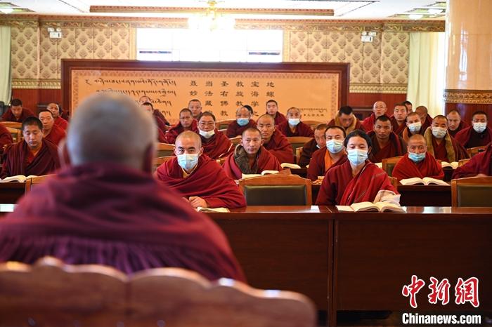 3月23日，記者走進(jìn)位于拉薩的西藏佛學(xué)院，探訪宗教學(xué)府的新學(xué)期。圖為佛學(xué)院學(xué)員正在上課。<a target='_blank' ></p><p  align=