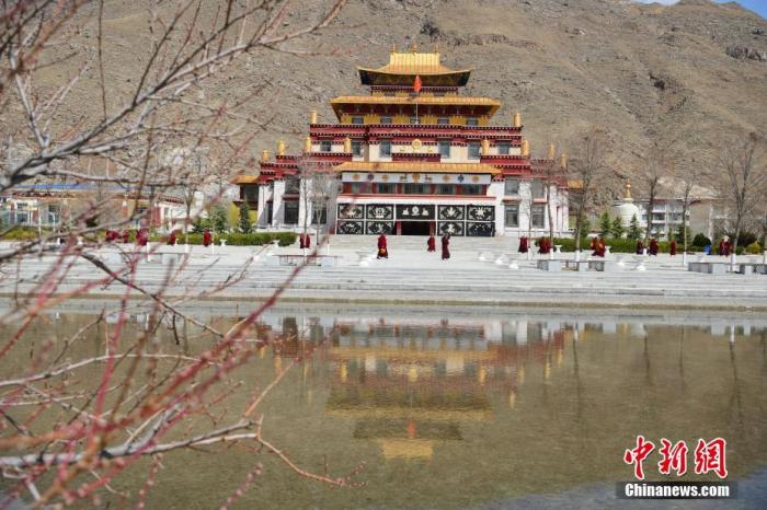 3月23日，西藏佛學(xué)院開學(xué)第二日，<a target='_blank' >中新社</a>記者前往學(xué)院探訪了少年活佛班、尼眾部等，走進(jìn)了他們的課堂。該學(xué)院有來自藏傳佛教格魯派、寧瑪派等各個(gè)教派的僧尼，900余人在此學(xué)習(xí)。圖為西藏佛學(xué)院內(nèi)景。<a target='_blank' >中新社</a>發(fā) 貢嘎來松 攝