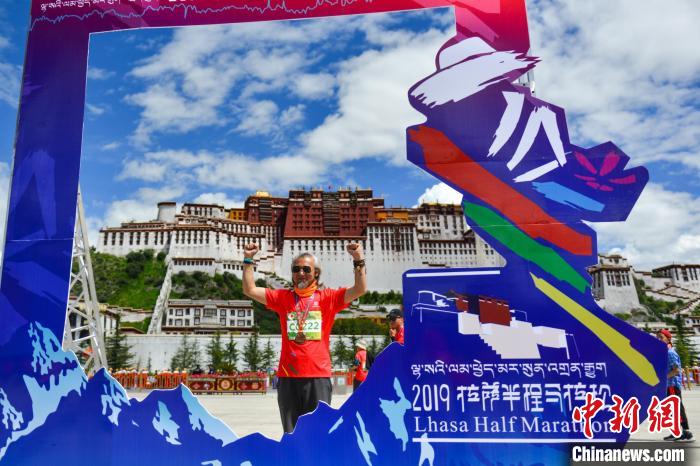 資料圖為2019年8月18日，拉薩舉行半程馬拉松賽。　江飛波 攝