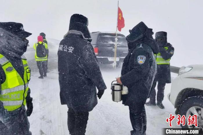 強降雪后，西藏安多縣警方在國道109線唐古拉山段開展除雪保通工作?！“捕嗫h公安局 供圖 攝