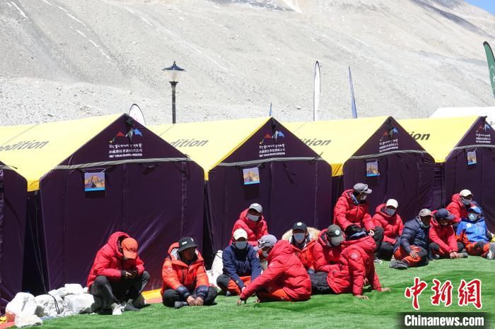 5月9日，登山隊(duì)員在珠峰北坡登山大本營(yíng)歇息?！∪轿木?攝