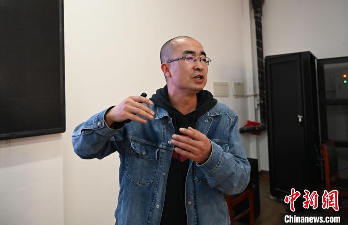 圖為西藏大學(xué)教授寧長(zhǎng)春授課宣講。