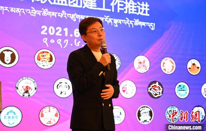 圖為中國(guó)舞蹈家協(xié)會(huì)街舞委員會(huì)常務(wù)副主任、秘書長(zhǎng)夏銳致辭?！≮w朗 攝