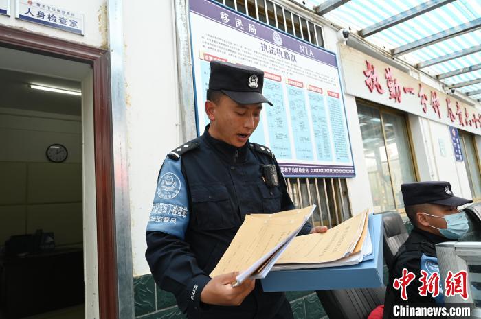 圖為洛桑朗嘎向記者展示卷宗?！≮w朗 攝