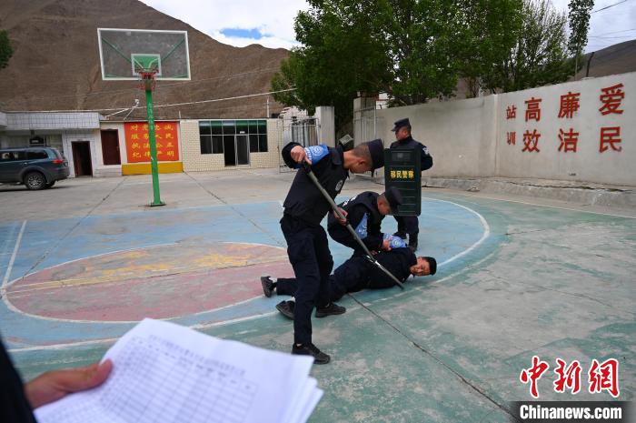 圖為移民管理警察進(jìn)行警務(wù)技能考核?！≮w朗 攝