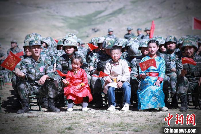 圖為駐地小朋友參加此次活動。　 普布扎西 攝