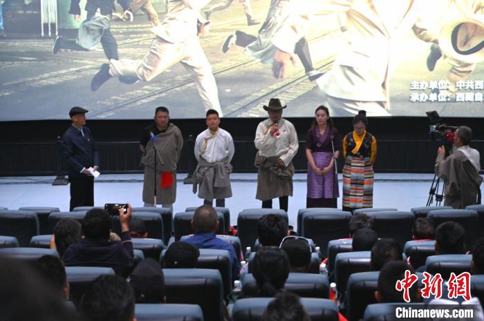 圖為主創(chuàng)人員分享譯制過程。　趙朗 攝