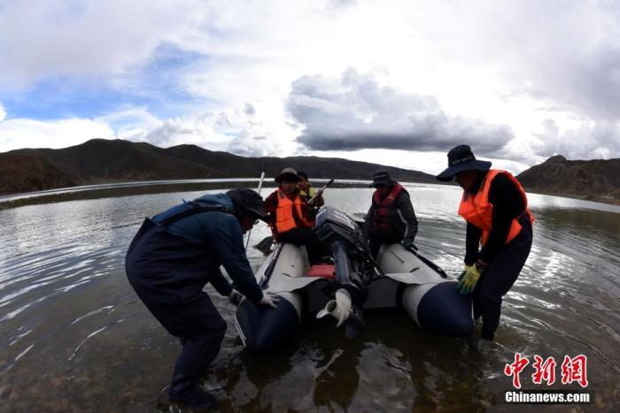 圖為科考隊員準備乘快艇前往浪錯湖中心開展科考作業(yè)。 <a target='_blank' ><p  align=