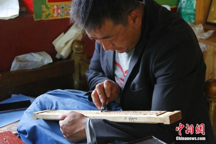 圖為7月14日，普松雕刻技藝傳承人嘎瑪曲扎正在家中進(jìn)行創(chuàng)作。 <a target='_blank' ><p  align=
