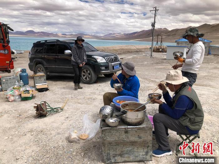 在“世界屋脊”上作業(yè)，中國科考隊(duì)員衣、食、住、行有何特色？