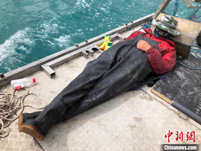 科考隊(duì)員在高原湖泊的鉆探平臺上累了臨時(shí)就地休息?！?lt;a target='_blank' ><p  align=