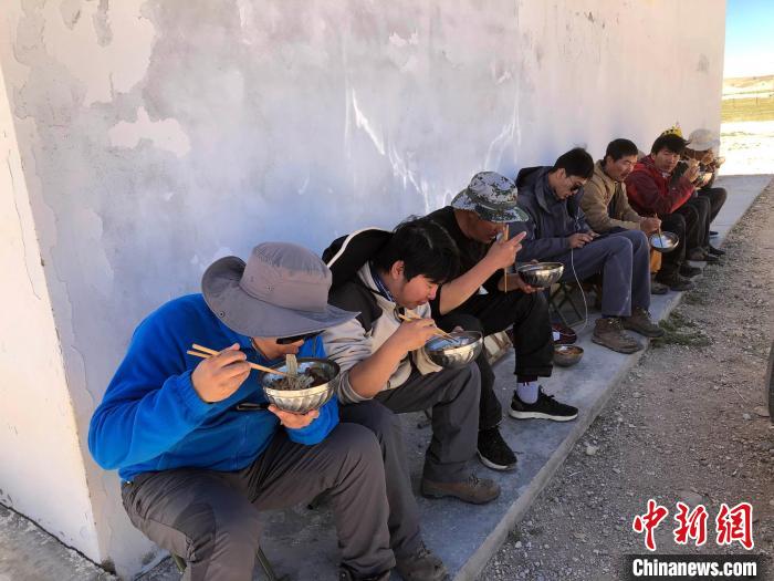 科考隊(duì)員在高原湖泊岸邊進(jìn)餐。　<a target='_blank' ><p  align=