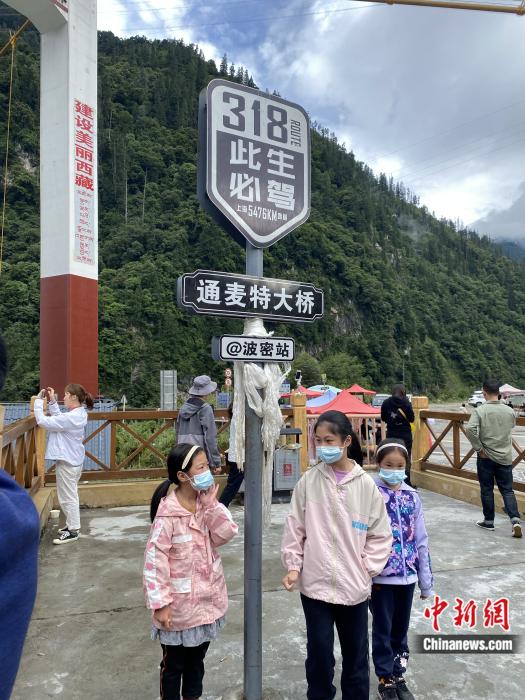 游人在通麥特大橋拍照打卡。彭寧鈴 攝
