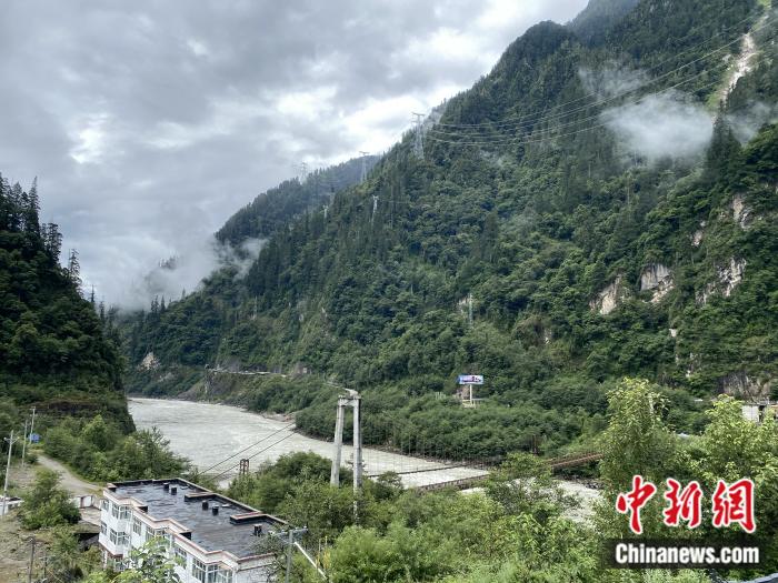 險(xiǎn)山急流中的兩座橋。彭寧鈴 攝