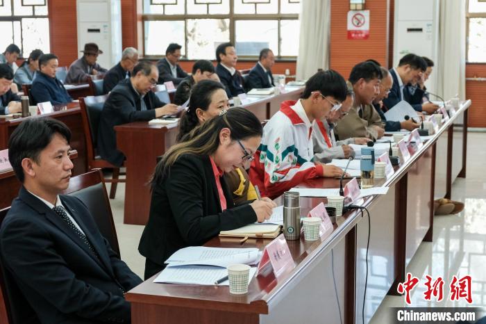 圖為8月10日座談會現(xiàn)場，左一為歸國定居藏胞晉美次旦?！〗w波 攝