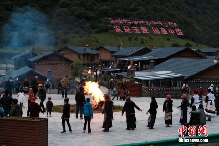 圖為8月5日，玉麥鄉(xiāng)民眾在鄉(xiāng)里跳鍋莊舞，從前的“三人鄉(xiāng)”熱鬧起來了。 <a target='_blank' ></p><p  align=
