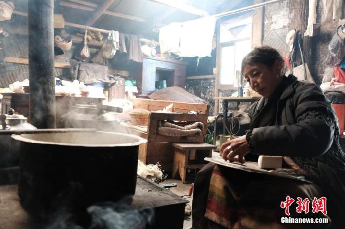 圖為8月6日，60歲的卓嘎在玉麥鄉(xiāng)牧場放牧點制作奶渣。 <a target='_blank' ></p><p  align=