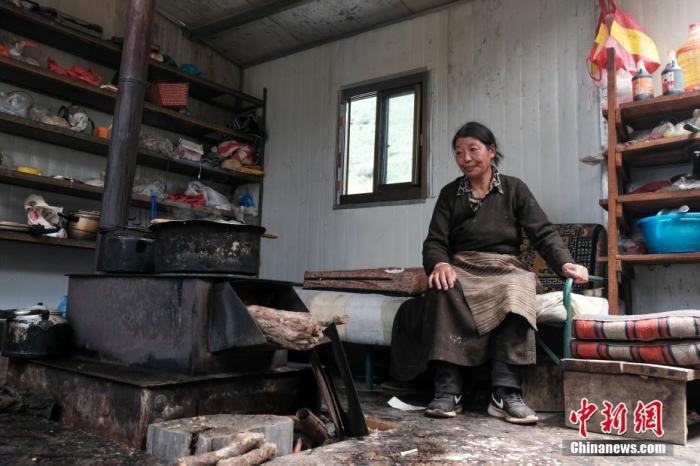 圖為8月6日，“玉麥姐妹”央宗在自家牧場放牧點的小屋里，她傳承了父親的生活習慣，喜歡待在牧場。 <a target='_blank' ></p><p  align=