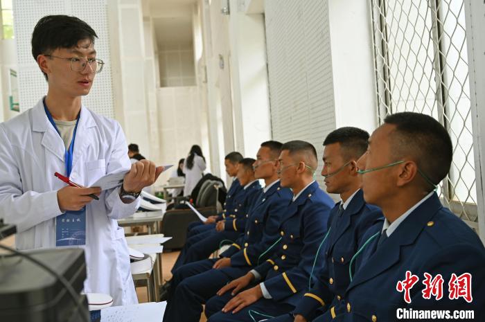 圖為研究團(tuán)隊(duì)成員登記消防員信息?！≮w朗 攝