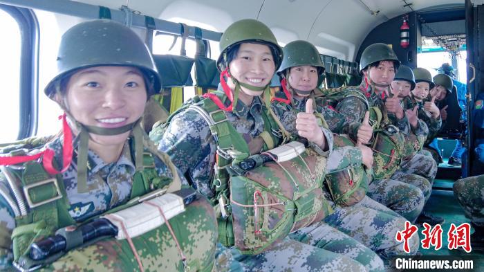 圖為女兵們在直升機(jī)上準(zhǔn)備跳傘?！⊥跏鰱| 攝