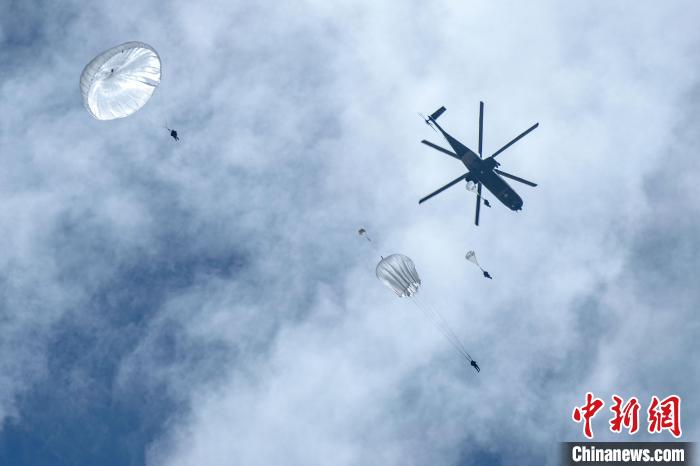 圖為傘降女兵在空中開傘?！⊥跏鰱| 攝
