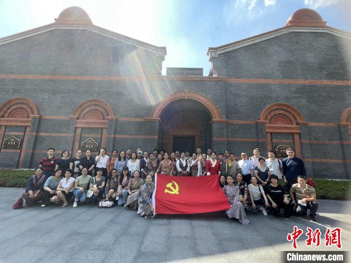 參觀中共一大、二大會址，學員們回顧了中國共產(chǎn)黨百年大黨的革命歷程。　華東師大供圖