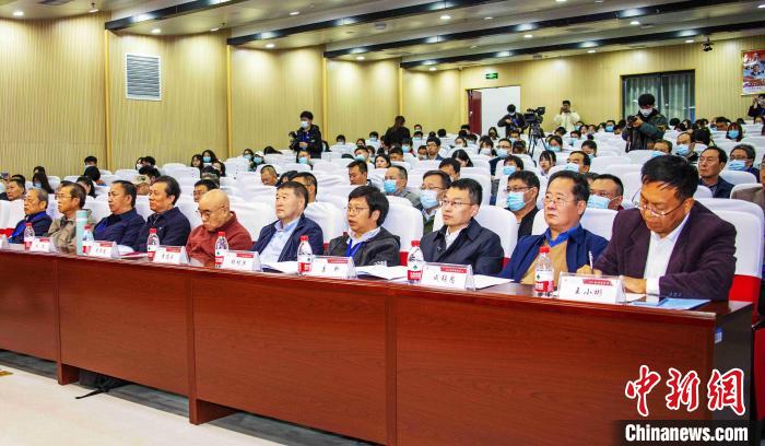 圖為與會(huì)專家學(xué)者聽會(huì)?！钪覍?攝