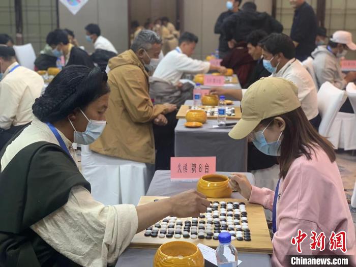 圖為參賽選手正在進(jìn)行藏棋對(duì)弈?！≈x牧 攝