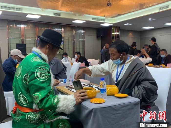 圖為參賽選手正在進(jìn)行藏棋對(duì)弈?！≈x牧 攝