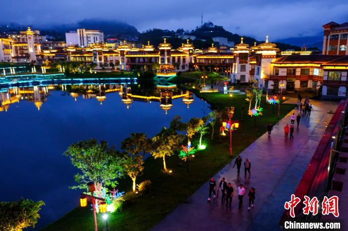 圖為2021年5月18日，西藏自治區(qū)墨脫縣城入夜，昔日的“高原孤島”如今面貌一新?！〗w波 攝