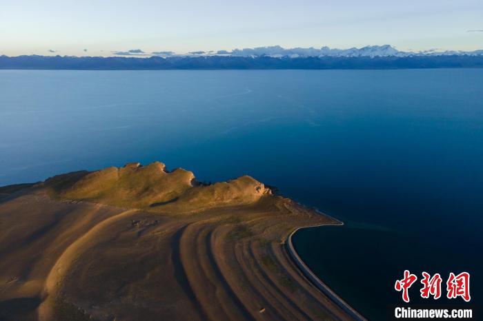 圖為著名的西藏“天湖”納木錯風光，遠處為念青唐古拉雪山?！〗w波 攝
