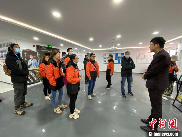 圖為2021瀾湄萬(wàn)里行中外媒體在昌都新區(qū)采訪。　李江寧 攝