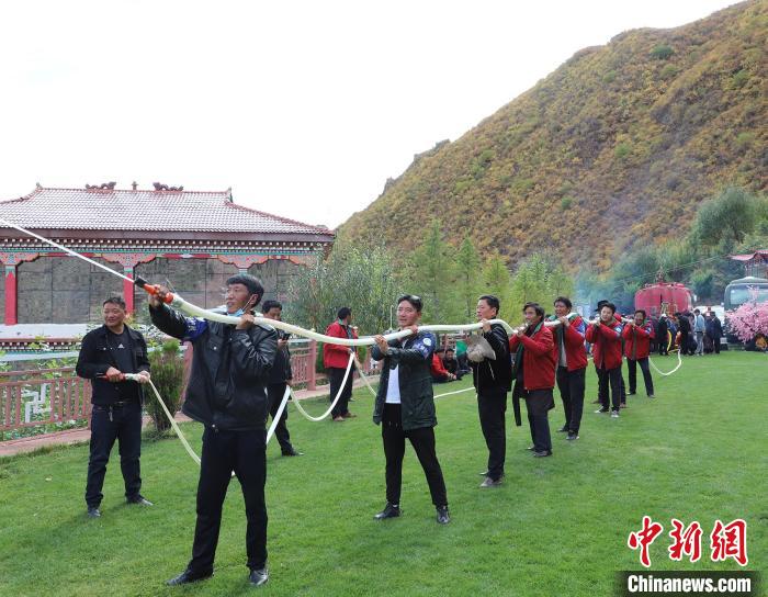 圖為護(hù)林員體驗(yàn)架設(shè)水泵?！〔际猩窒乐ш?duì) 供圖
