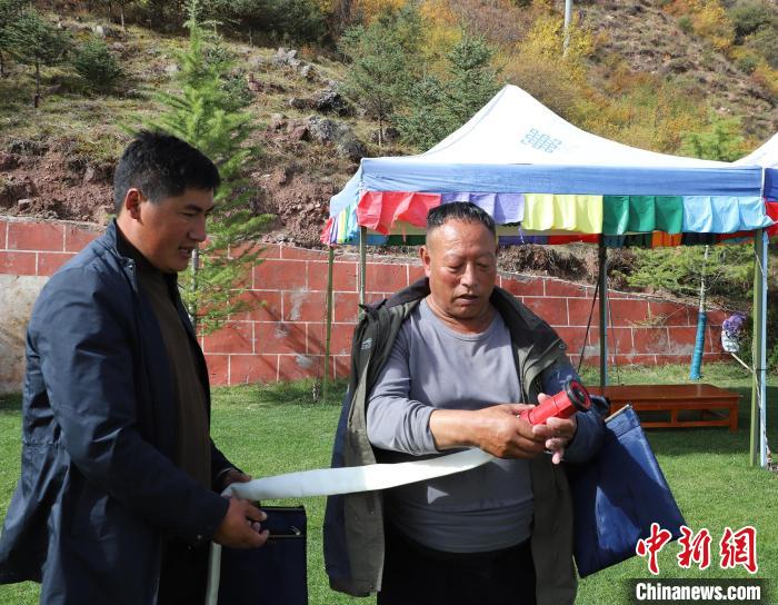 圖為護(hù)林員操作體驗(yàn)滅火裝備?！〔际猩窒乐ш?duì) 供圖