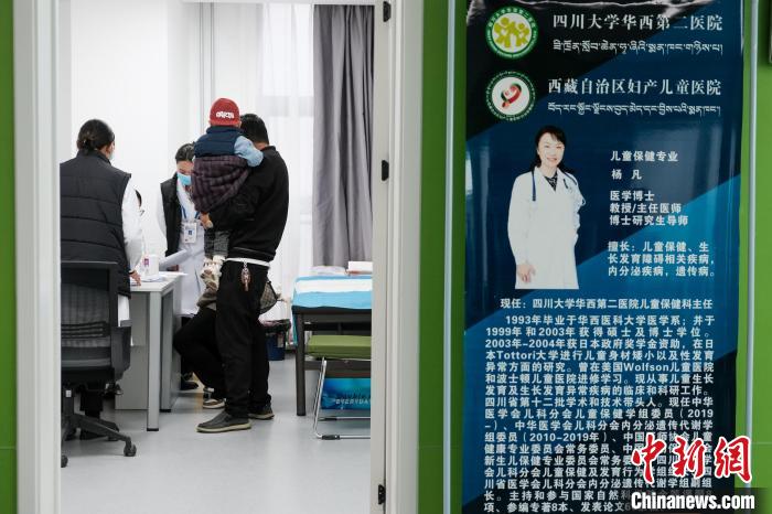 圖為四川大學(xué)華西第二醫(yī)院專家接診?！〗w波 攝
