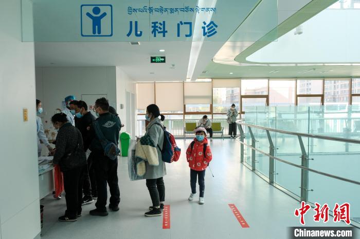 圖為兒科義診接診現(xiàn)場(chǎng)?！〗w波 攝
