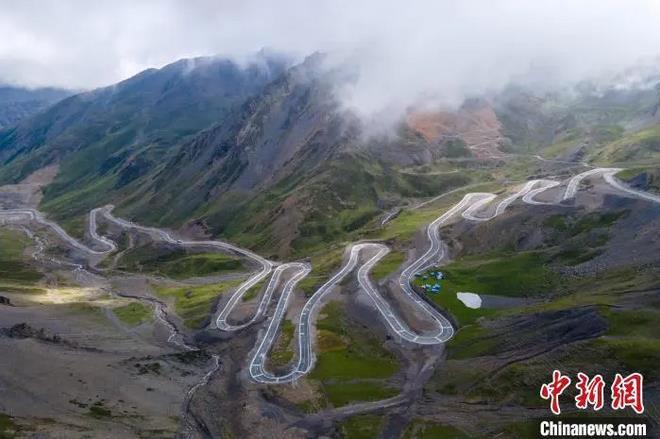 資料圖：航拍通往西藏隆子縣玉麥鄉(xiāng)的盤山公路。　江飛波 攝