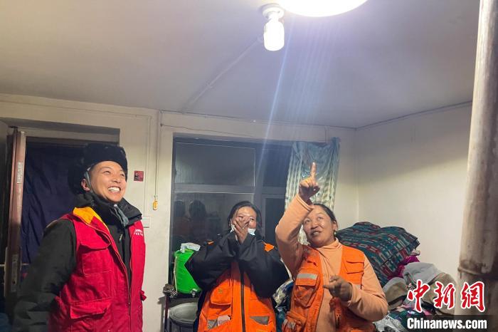 青藏公路109道班接入大網(wǎng)電。　 閆昱翰 　攝