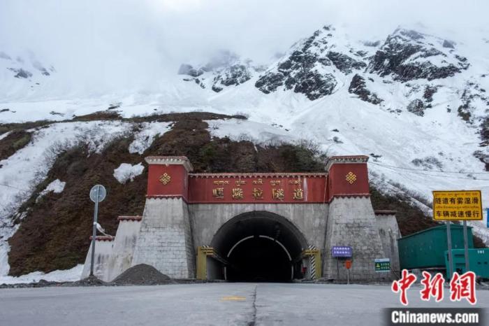 墨脫公路控制性工程——嘎隆拉隧道。上方為嘎隆拉雪山，曾是進(jìn)入墨脫最大的“攔路虎”。