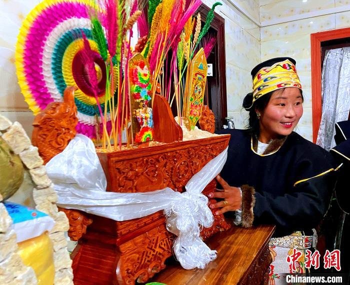 圖為藏族姑娘端著吉祥切瑪?！∪轿木?攝