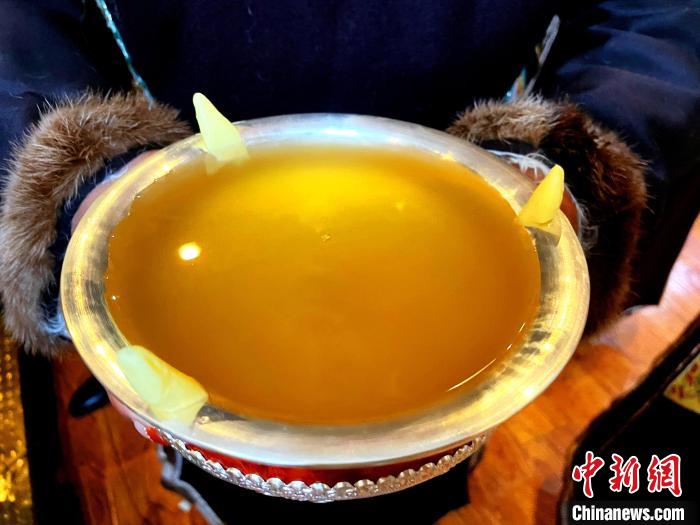 圖為青稞酒?！∪轿木?攝
