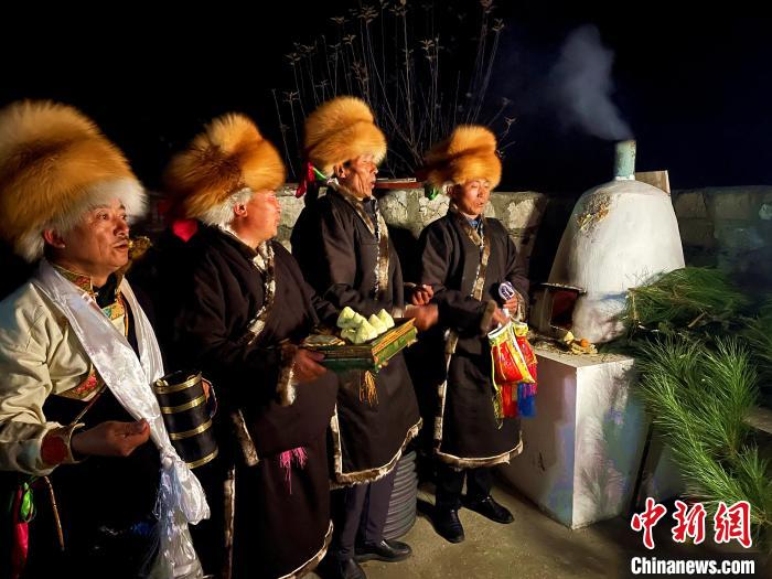 圖為除夕之夜進行的驅(qū)鬼儀式?！∪轿木?攝