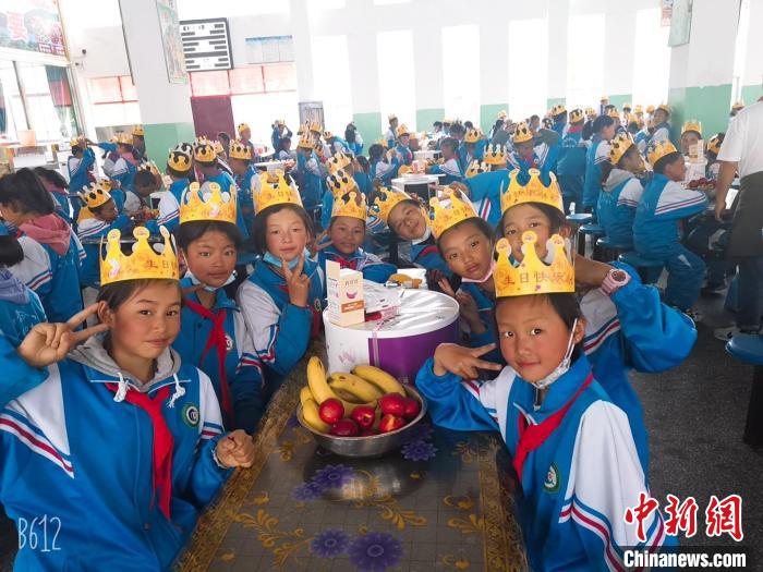 圖為加查縣安繞鎮(zhèn)小學(xué)學(xué)生集體過(guò)六一兒童節(jié)?！“怖@鎮(zhèn)小學(xué)供圖