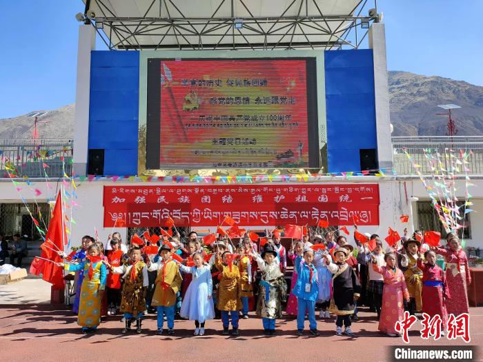 圖為加查縣安繞鎮(zhèn)小學(xué)各民族代表學(xué)生齊唱紅歌?！“怖@鎮(zhèn)小學(xué)供圖