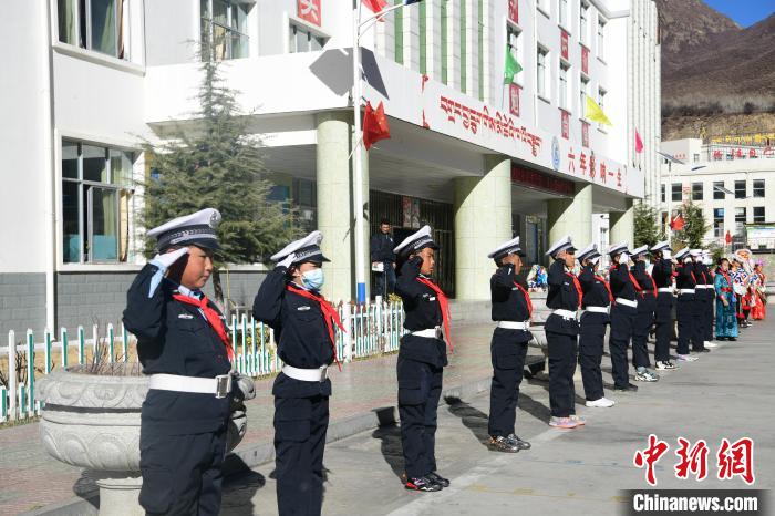 圖為加查縣安繞鎮(zhèn)小學(xué)學(xué)生爭(zhēng)當(dāng)“小交警”體驗(yàn)交警工作?！∝暩聛?lái)松 攝